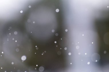 Düşen yağmur damlalarının havadan görünümü