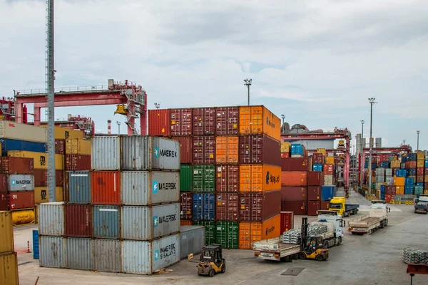 Container Being Lowered Ship Approaching Port September 2021 Kocaeli Turkey — Stock Photo, Image