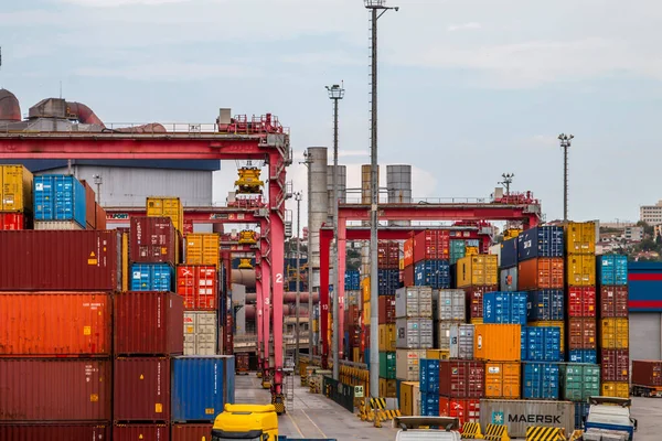 Container Being Lowered Ship Approaching Port September 2021 Kocaeli Turkey — Stock Photo, Image