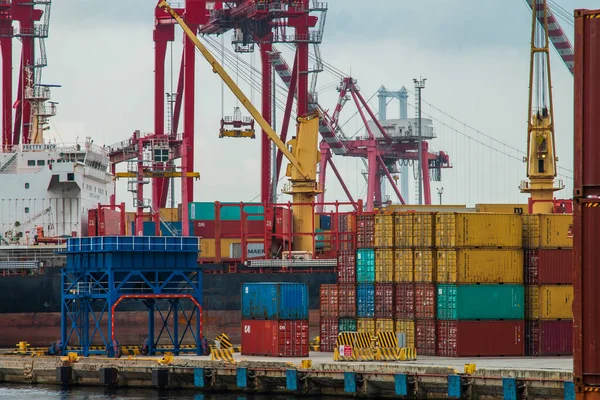 Container Being Lowered Ship Approaching Port September 2021 Kocaeli Turkey — Stock Photo, Image