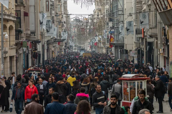 Taksim istiklal sokağı her zaman kalabalık, hareketli ve hareketli bir caddedir. Tarihi tramvay hattı caddeyi geçiyor, Beyoğlu, taksim, İstanbul, Türkiye, Kasım 2021