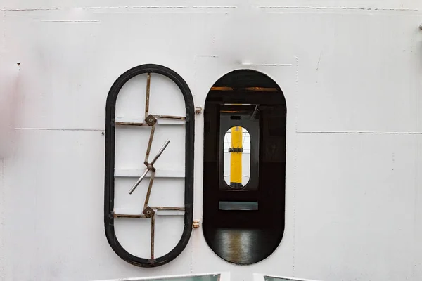船用金属板舱口 — 图库照片