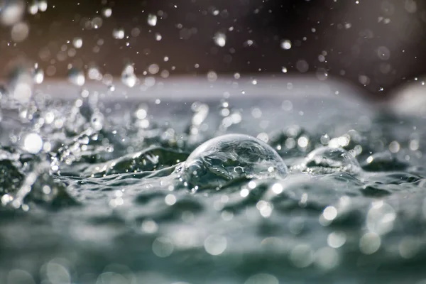 池の中の水滴によって形成される泡 — ストック写真