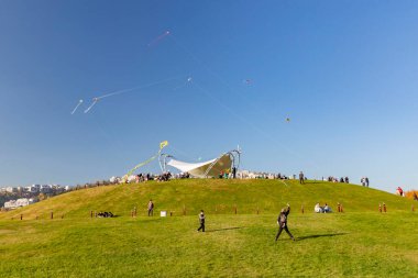 Çocuklar ve aileleri 15 Mayıs 2022, İzmit, Kocaeli, Kocaeli parkındaki uçurtma tepesinde uçurtma uçuruyorlar.