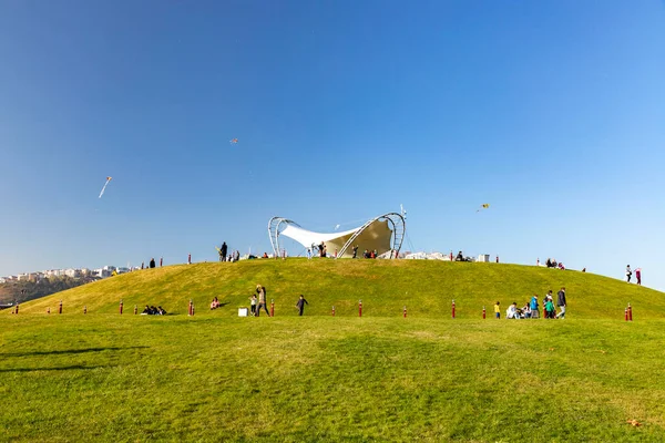 子供たちとその家族は コカエリのセカ公園のカイトの丘で凧揚げ May 2022 イズミット コカエリ — ストック写真