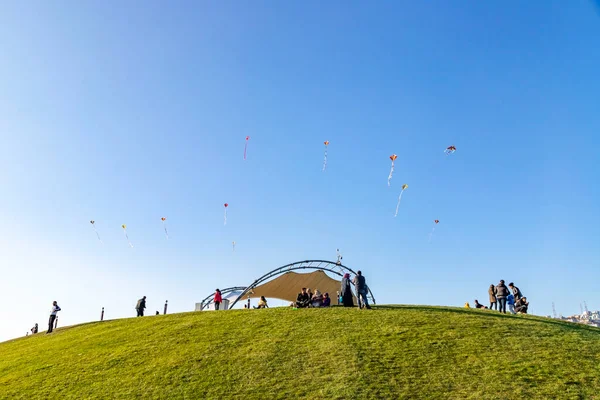 子供たちとその家族は コカエリのセカ公園のカイトの丘で凧揚げ May 2022 イズミット コカエリ — ストック写真