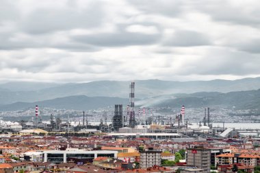 Türkiye - 19 Mayıs 2022: Tüpraş İzmit petrol rafinerisi, Türkiye 'nin en büyük petrol rafinerisi Korfez / Kocaeli