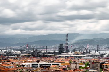 Türkiye - 19 Mayıs 2022: Tüpraş İzmit petrol rafinerisi, Türkiye 'nin en büyük petrol rafinerisi Korfez / Kocaeli