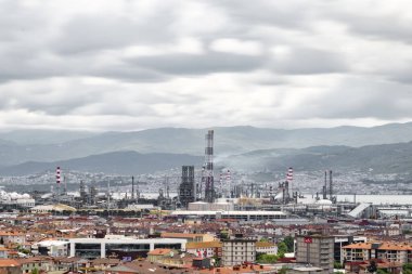 Türkiye - 19 Mayıs 2022: Tüpraş İzmit petrol rafinerisi, Türkiye 'nin en büyük petrol rafinerisi Korfez / Kocaeli
