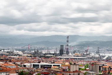 Türkiye - 19 Mayıs 2022: Tüpraş İzmit petrol rafinerisi, Türkiye 'nin en büyük petrol rafinerisi Korfez / Kocaeli