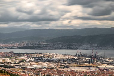 Türkiye - 19 Mayıs 2022: Tüpraş İzmit petrol rafinerisi, Türkiye 'nin en büyük petrol rafinerisi Korfez / Kocaeli