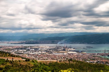 Türkiye - 19 Mayıs 2022: Kocaeli Korfez ilçesi ve ilçedeki Tpra rafinerisi