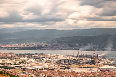 Türkiye - 19 Mayıs 2022: Tüpraş İzmit petrol rafinerisi, Türkiye 'nin en büyük petrol rafinerisi Korfez / Kocaeli