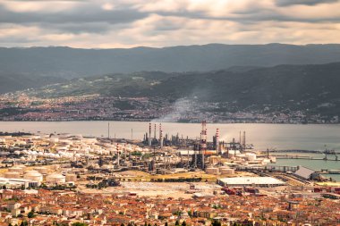 Türkiye - 19 Mayıs 2022: Tüpraş İzmit petrol rafinerisi, Türkiye 'nin en büyük petrol rafinerisi Korfez / Kocaeli