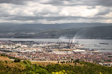 Türkiye - 19 Mayıs 2022: Kocaeli Korfez ilçesi ve ilçedeki Tpra rafinerisi