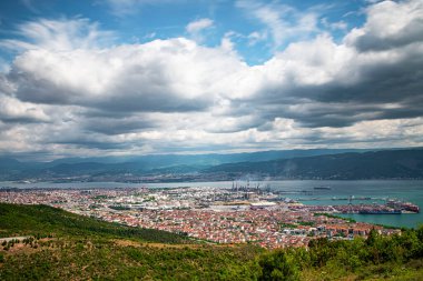 Türkiye - 19 Mayıs 2022: Kocaeli Korfez ilçesi ve ilçedeki Tpra rafinerisi