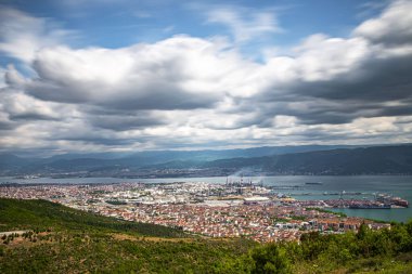 Türkiye - 19 Mayıs 2022: Kocaeli Korfez ilçesi ve ilçedeki Tpra rafinerisi