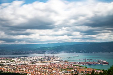 Türkiye - 19 Mayıs 2022: Kocaeli Korfez ilçesi ve ilçedeki Tpra rafinerisi