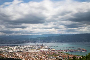 Türkiye - 19 Mayıs 2022: Tüpraş İzmit petrol rafinerisi, Türkiye 'nin en büyük petrol rafinerisi Korfez / Kocaeli