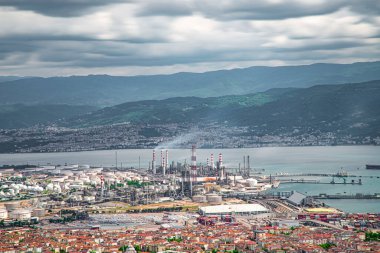 Türkiye - 19 Mayıs 2022: Tüpraş İzmit petrol rafinerisi, Türkiye 'nin en büyük petrol rafinerisi Korfez / Kocaeli