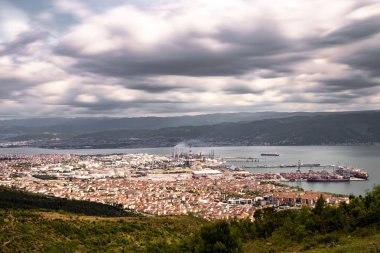 Türkiye - 19 Mayıs 2022: Kocaeli Korfez ilçesi ve ilçedeki Tpra rafinerisi