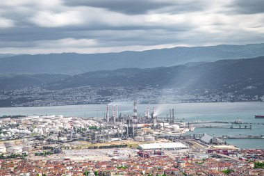 Türkiye - 19 Mayıs 2022: Tüpraş İzmit petrol rafinerisi, Türkiye 'nin en büyük petrol rafinerisi Korfez / Kocaeli