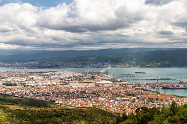 Türkiye - 19 Mayıs 2022: Kocaeli Korfez ilçesi ve ilçedeki Tpra rafinerisi