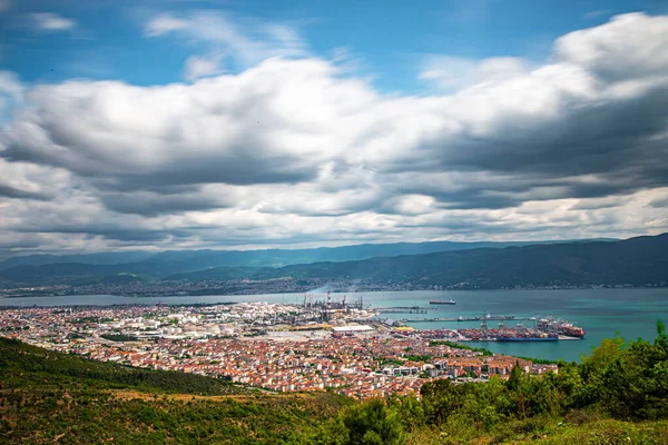 Türkiye - 19 Mayıs 2022: Kocaeli Korfez ilçesi ve ilçedeki Tpra rafinerisi