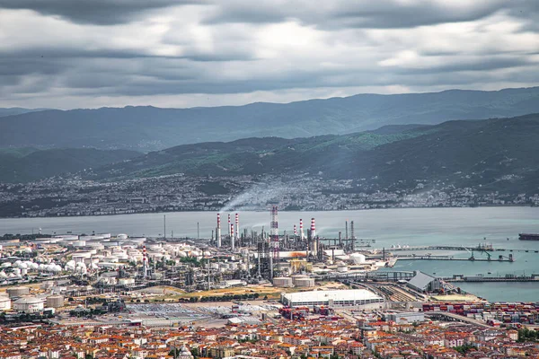Türkiye - 19 Mayıs 2022: Tüpraş İzmit petrol rafinerisi, Türkiye 'nin en büyük petrol rafinerisi Korfez / Kocaeli