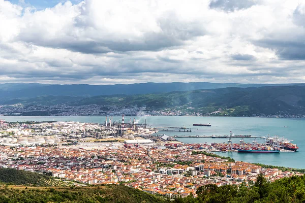 Türkiye - 19 Mayıs 2022: Kocaeli Korfez ilçesi ve ilçedeki Tpra rafinerisi