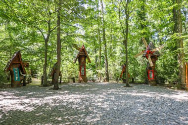 Orman kütüphanesi Kocaeli şehir merkezine uzak Ormanya gezi parkında, 15 Temmuz 2021, İzmit, Kocaeli, Türkiye