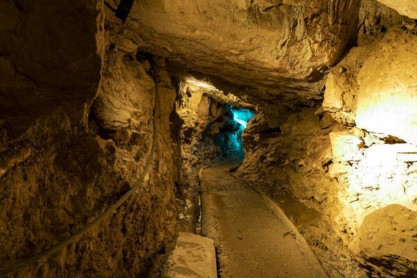 Феллини Каве, расположенная в Дюзце, Турция, предлагает прекрасный вид на природные образования, сталактиты и сталагмиты.