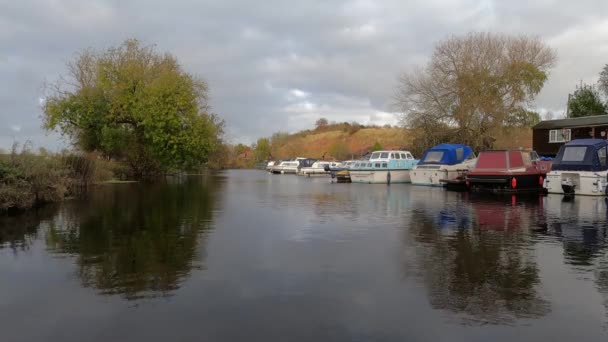 Puerto Deportivo Fluvial Día Nublado — Vídeos de Stock