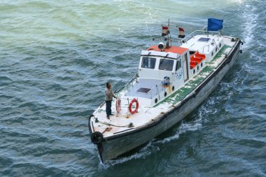 Small narrow pilot boat example