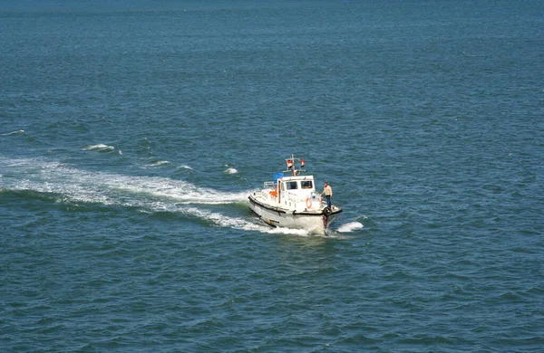 Kleines Boot Auf Ruhigem Wasser Unterwegs — Stockfoto