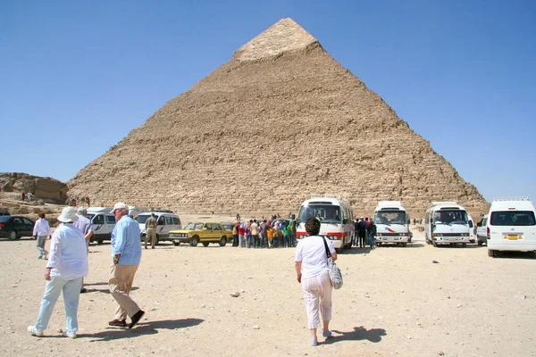 Touristes Devant Une Pyramide Égyptienne — Photo