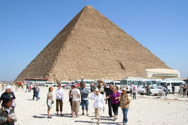 Turistas Frente Uma Pirâmide Egípcia — Fotografia de Stock