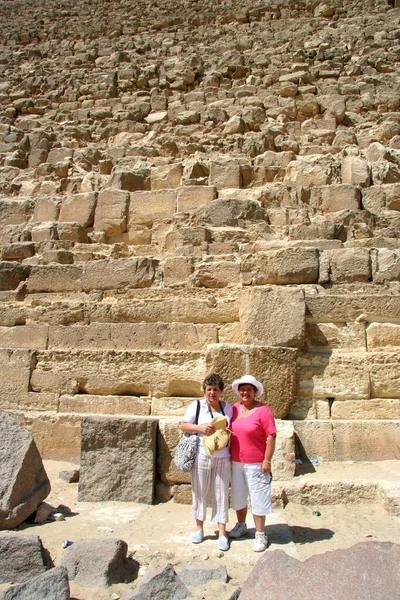 Туристи Стоять Перед Єгипетською Пірамідою — стокове фото