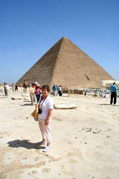 Turista Frente Uma Pirâmide Egípcia — Fotografia de Stock