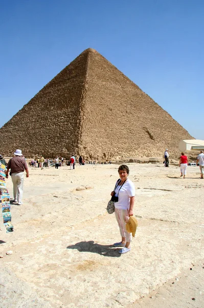 Turist Poserar Framför Egyptisk Pyramid — Stockfoto