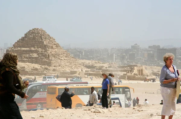 Turister Nära Sönderfallande Pyramid Nära Kairo Egypten — Stockfoto
