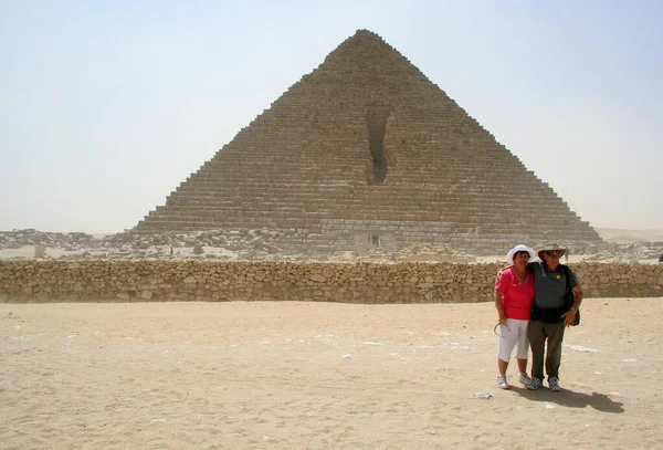 Dois Turistas Posando Frente Uma Pirâmide Egípcia — Fotografia de Stock