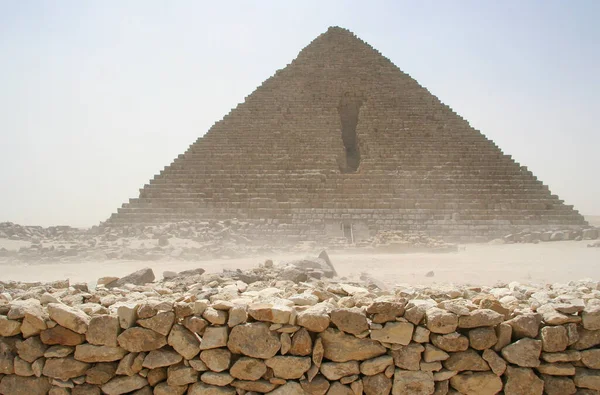 Pirâmide Egípcia Vista Através Uma Tempestade Poeira — Fotografia de Stock