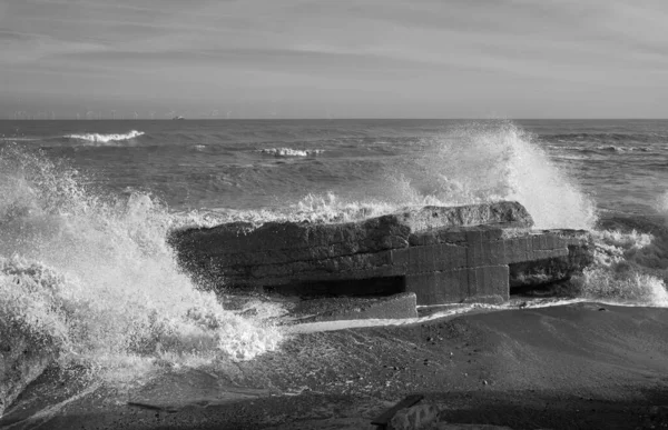 Ondas Batendo Sobre Blocos Concreto Uma Praia — Fotografia de Stock