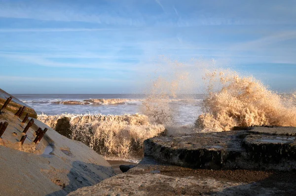 해변의 콘크리트 파도가 부서지다 — 스톡 사진