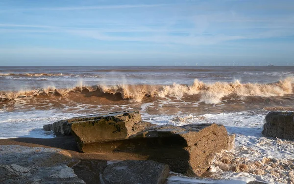 波がビーチのコンクリートブロックに衝突 — ストック写真
