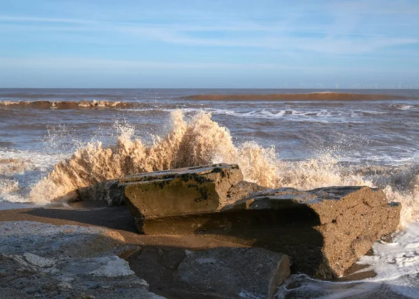 Wellen Krachen Über Betonklötze Strand — Stockfoto