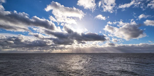 Солнце Пробивается Сквозь Облака Над Морем — стоковое фото