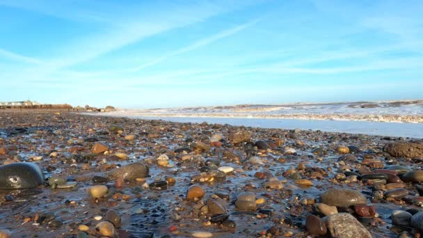 Ondas Lavándose Una Playa Pedregosa — Vídeos de Stock