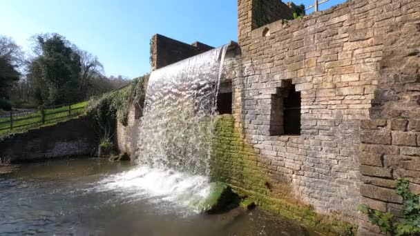 Wasserfall Fließt Einen Teich Bei Newstead Abbey Nottinghamshire Großbritannien — Stockvideo